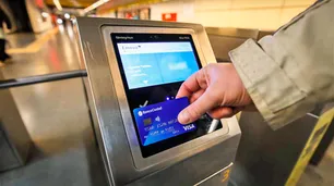 El subte habilita la posibilidad de pagar con tarjeta de crédito y celulares