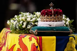 La corona de Escocia, la joya que Isabel II nunca usó, reposa sobre su ataúd