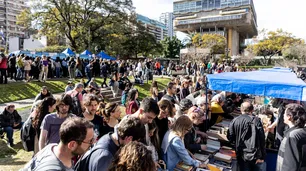 Se realiza la tercera edición de Flu la feria de libros usados con sede en los jardines de la Biblioteca Nacional