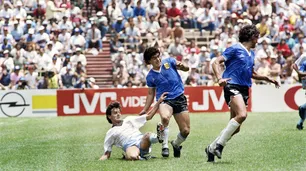 Polémica por la subasta de la camiseta de Maradona: Dalma aseguró que no es la que usó al hacer los goles