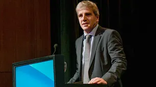 Caputo apunta contra gobernadores, en medio de la caída de indicadores clave