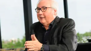Manuel Castells: "Consumimos medios no para informarnos sino para confirmarnos"