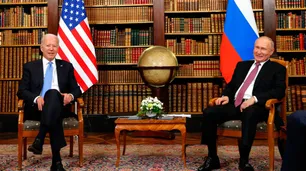 Vladimir Putin y Joe Biden inciaron la etapa de deshielo con un apretón de manos