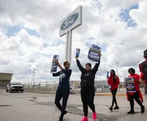 General Motors iguala la oferta salarial de Ford para poner fin a la histórica huelga automotriz