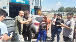 La falta de nafta se metió en el balotaje: Milei fue a una estación de servicio y se sacó fotos