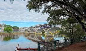 Crisis hídrica en plena temporada: Villa Carlos Paz sin agua tras una creciente histórica que dejó el lago a tope