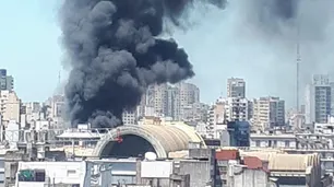 Varias dotaciones de bomberos combaten un voraz incendio en la zona del Abasto