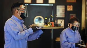 "Abrimos o morimos": restaurantes mexicanos abren desafiando restricciones