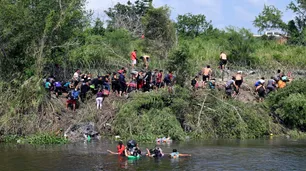 Una avalancha de migrantes desbordó la frontera México-Estados Unidos tras un cambio de Biden