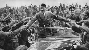 La reconstrucción de las últimas horas de Hitler: pacto suicida, entierro entre bombas y cianuro para los hijos de Goebbels