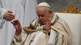 Francisco homenajeó este domingo en la Basílica de San Pedro "al amado Benedicto XVI"