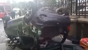 Un Twingo se estrelló contra el paredón del subte A, volcó y terminó chocando a un colectivo