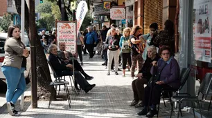 Con el bono, los jubilados de la mínima no llegan a la mitad de la canasta básica