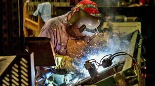 La producción industrial creció en agosto pero revirtió la tendencia positiva