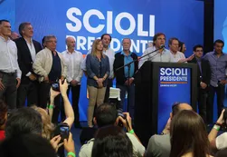 Con la militancia afuera, el silencio en el búnker del Frente para Victoria es sepulcral