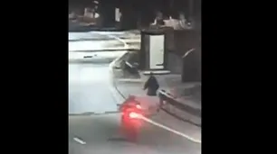 Volvía de su trabajo en moto, le tiraron un piedrazo en la cabeza para robarle y lo mataron