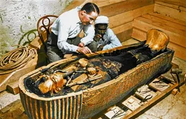 Revelan que Howard Carter calificó como una "bendición" la muerte del periodista que inventó la maldición de Tutankamón