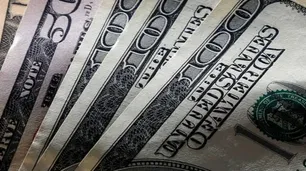 Hasta cuándo durará la baja del Riesgo País y el dólar