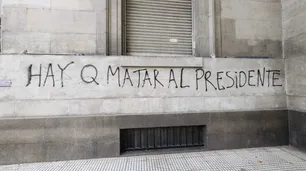 "Los demoKráticos": Milei le respondió a los grafiteros que pidieron su asesinato