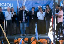 Scioli hizo campaña en el sur de la Ciudad y le pegó a Macri