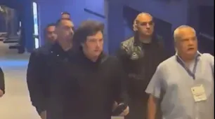 Interna en Boca: Milei votó en la Bombonera y se fue entre insultos de algunos fanáticos de Riquelme