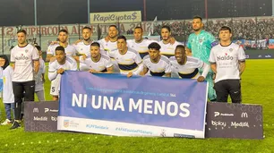 Villa posó con una bandera de Ni Una Menos a horas del veredicto por violencia de género