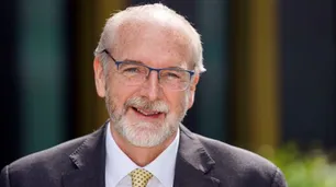 "Se puede hacer muy rápido una vacuna para la nueva variante Omicron", dijo Andrew Pollard, de AstraZeneca