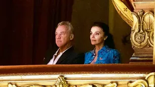 Bárbara Diez junto a un ex modelo de Pancho Dotto en el palco del Teatro Colón