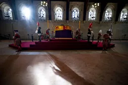 50 fotos: príncipes y ciudadanos despidieron a Isabel II en una vigilia multitudinaria