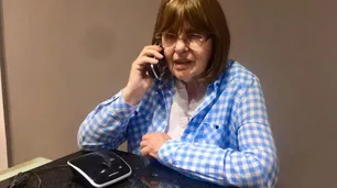 En la era de las redes sociales, el teléfono fijo ayuda a combatir la soledad de los abuelos
