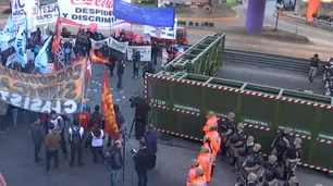 Manifestantes protestan por despidos en Puente Pueyrredón y Prefectura utiliza la 'supervalla'