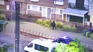 Video: dos delincuentes golpearon a un joven y lo patearon en el suelo para robarle el celular en Córdoba