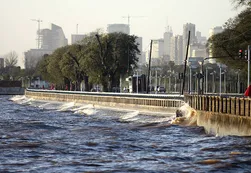 Quilmes y Tigre afectadas por la crecida del Río de la Plata