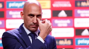 La FIFA suspendió por 90 días a Luis Rubiales "de cualquier tarea relacionada con el fútbol"