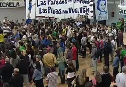 Con fotos, pancartas y música despiden los restos de Micaela