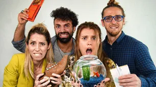 Cuatro jóvenes actores recrean la comedia éxito en España