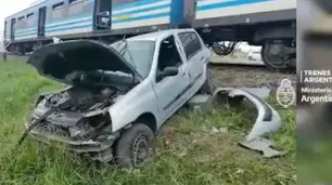 Video: un tren arrolló en Merlo a un auto que cruzó con la barrera baja y hay cinco heridos