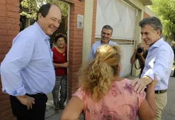 Macri y Sanz "de campaña" con vecinos en Tucumán