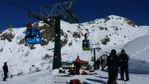 Bariloche: evacúan más de 200 personas del Cerro Catedral por una falla en una telecabina