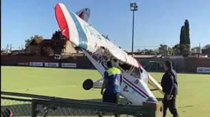 "Palazo" con suerte: una avioneta aterrizó de emergencia en una cancha de hockey en Burzaco