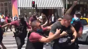 Un desalojo de manteros en Flores terminó con incidentes y acusación de violencia policial