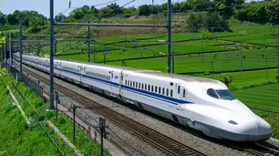Harvard estudia cómo hace Japón para limpiar a la perfección cada tren bala en 7 minutos
