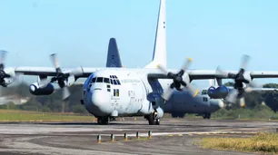 Argentina envió un Hércules a Bolivia para romper el bloqueo que sufre el presidente Paz Pereira y distribuir alimentos