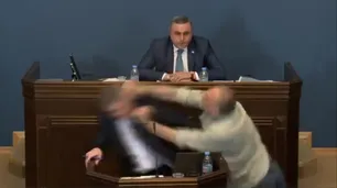 Escándalo en el Parlamento de Georgia: el video de los diputados a las trompadas en plena sesión