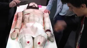Así se disculpó el funcionario que comió torta con forma de cadáver de Cristo