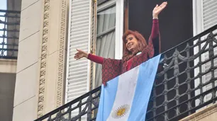 Cristina Kirchner reapareció ante la militancia que la visitó, en el aniversario de la llegada de Néstor Kirchner al poder