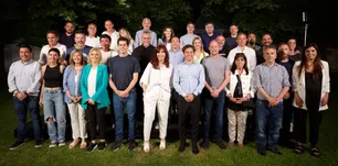 Gabriel Katopodis posó incómodo en la foto grupal con Cristina Kirchner