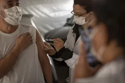 Asocian la vacuna AstraZeneca a cientos de casos del síndrome de Guillain-Barré