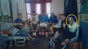 Selfies, mascotas y guitarreadas: la increíble vida en la cárcel del "Di María de los secuestros"