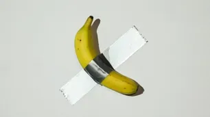 El empresario chino Justin Sun se comió la banana de 6,2 millones de dólares
